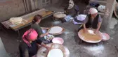Amasyalı köylü kadınlar kışlık ekmeklerini imece usulü ile yapıyorlar