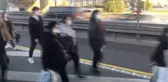 Metrobüs arızalandı, yolcular durakta yürümek zorunda kaldı