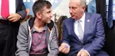 Muharrem İnce, kaldırıma oturup öğrenciyle fizik sorusu çözdü