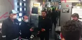Temizlik görevlisinden örnek davranış, içi para dolu çantayı polise teslim etti