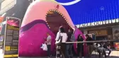 Times Meydanı'nda 18 metrelik sanat eseri, 