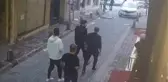 BEYOĞLU'NDA KALDIRIMDA YÜRÜYEN TURİSTLER KAZADAN SANİYELERLE KURTULDU