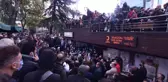 Laf attığı gruptan dayak yiyeceğini anlayınca 