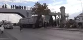 Kontrolden çıkan tır üst geçide çarptı