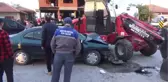 Otomobil ile iş makinesinin çarpışması sonucu 3 kişi yaralandı
