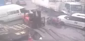 BAĞCILAR'DA FRENİ BOŞALAN KAMYONU TUTARAK DURDURMAYA ÇALIŞINCA AYAKLARI EZİLDİ