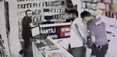 Hırsızlık yaptığı dükkanın yanından tekrar geçince içeriye kilitlenip, polise teslim edildi...O anlar kamerada