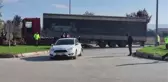 Tır ile çarpışan otomobildeki belediye başkan yardımcısı ile belediye personeli yaralandı