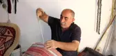 Trafik kazasında gözünü kaybetmesine rağmen mesleğini ilk günkü aşkla sürdürüyor