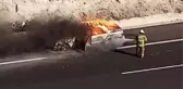 SEYİR HALİNDEKİ OTOMOBİL ALEV ALEV YANDI; O ANLAR KAMERADA