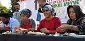 FESTİVALDE NAR YEME YARIŞMASI; EN HIZLI BİTİREN ÇEYREK ALTIN KAZANDI