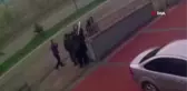 Son dakika haber! Yurt önünde tekme tokat kavga kamerada