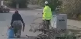 Trafik polisinden yürek ısıtan hareket! Yaşlı kadını halini görünce düşünmeden yardımına koştu