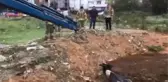 ARNAVUTKÖY'DA BATAKLIĞA SAPLANAN İNEĞİ İTFAİYE EKİPLERİ KURTARDI
