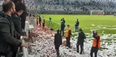 Ayet yazılı konfetileri sahaya atan 4 taraftar gözaltına alındı