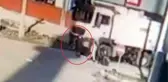 Karşıya geçmek isterken kamyonun altında kalan kadının hayatını kaybettiği anlar kamerada