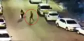 Kocaeli'de sokakta yürüyen kadına kapkaç anları anbean kamerada
