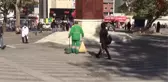 Temizlik işçisinin bulduğu içinde altın olan çanta sahibine verildi