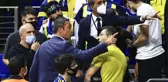 Ali Koç, Fenerbahçe Beko-Barcelona maçının ardından takımı protesto eden taraftarlarla tartıştı