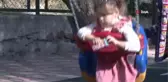 91 saatin ardından enkazdan çıkartılan minik Ayda, merhum annesinin adını taşıyan parkta oynadı