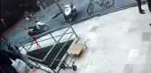 Son dakika! Güngören'de yankesicilik yöntemiyle hırsızlık kamerada