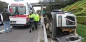 BEYKOZ TEM'DE BARİYERLERE ÇARPAN HAFİF TİCARİ ARAÇ METRLERCE SÜRÜKLENDİ