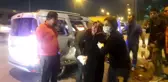 Otomobil ile çarpışan araç bariyerlere çıkarak yan yattı: 4 yaralı