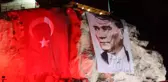 Üç güzeller 29 Ekim nedeniyle kırmızı beyaz ışıklandırıldı