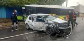 Kocaeli'de otobüs ile otomobil çarpıştı: 1'i ağır 3 yaralı