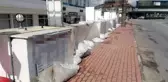 Otel sahibinin kum torbalı, muşambalı sel önlemi işyeri sahiplerini çileden çıkardı