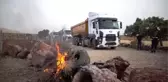 Ürünlerinin tozdan zarar gördüğünü ileri süren çiftçiler yolu trafiğe kapattı