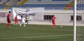 SPOR Futbol maçında ilginç an: Kaleciyi arı soktu