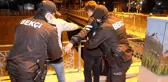 Dondurma çalan 2 şahıs bekçilere yakalandı