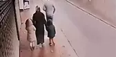 Otomobil, kaldırımda yürüyen 4 kişilik ailenin arasına daldı! Dehşet anları kamerada