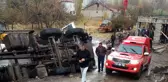 Malatya'da devrilen beton mikserinin sürücüsü araçta sıkıştı