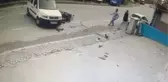 Beykoz'da feci kaza; motosikletli otomobilin camında asılı kaldı