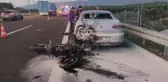 EMNİYET ŞERİDİNDE DURAN OTOMOBİLE ÇARPAN MOTOSİKLETTEKİ 2 KİŞİ AĞIR YARALANDI