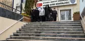 Yaşlı kadının etrafını sarıp 12 bin lira değerindeki ziynet eşyalarını çaldılar: O anlar kamerada