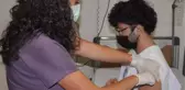 KARS'TA 3'ÜNCÜ DOZ İLK AŞIYI NÖROLOJİ UZMANI YAPTIRDI - YENİDEN