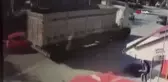 Otomobil ile cipin kafa kafaya çarpıştığı kaza güvenlik kamerasına yansıdı