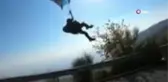 Yamaç paraşütü pilotu elektrik tellerine takıldı