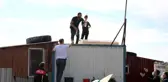 Kaçak yapılarını yıktırmak istemeyen aile benzinle karşı koydu