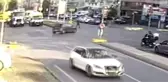 Kadıköy'de yolun karşısına geçen yaşlı kadına otomobil böyle çarptı
