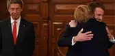 Macron'dan Merkel'e samimi veda! Sıcak kucaklaşma törene damga vurdu
