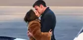 Jennifer Lopez ve Ben Affleck, havalimanında dakikalarca öpüştü