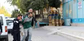 Önce annesini ve kız kardeşlerini silahla rehin aldı sonra ise kendisini eve kapattı