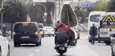 Beyoğlu'nda motosiklet üstünde çelenkli yolculuk kamerada