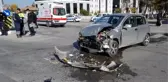 OTOMOBİL, AMBULANSA ÇARPTI; 4 KİŞİ YARALANDI