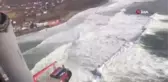 Rusya'da denizciler karaya oturan gemiden helikopterle kurtarıldı