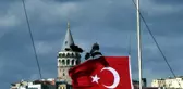 Kuşlar fırtınadan korunmak için Türk bayrağına böyle tutunmaya çalıştı